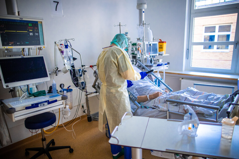 Eine Pflegekraft betreut im besonders geschützten Teil einer Intensivstation einen Corona-Patienten. (Symbolfoto)