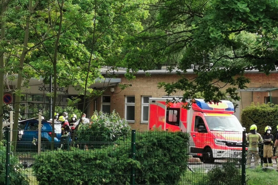 Ein Krankenwagen steht auf dem Gelände der Kita in Berlin-Charlottenburg, auf dem sich am Dienstag ein schwerer Verkehrsunfall ereignet hat.