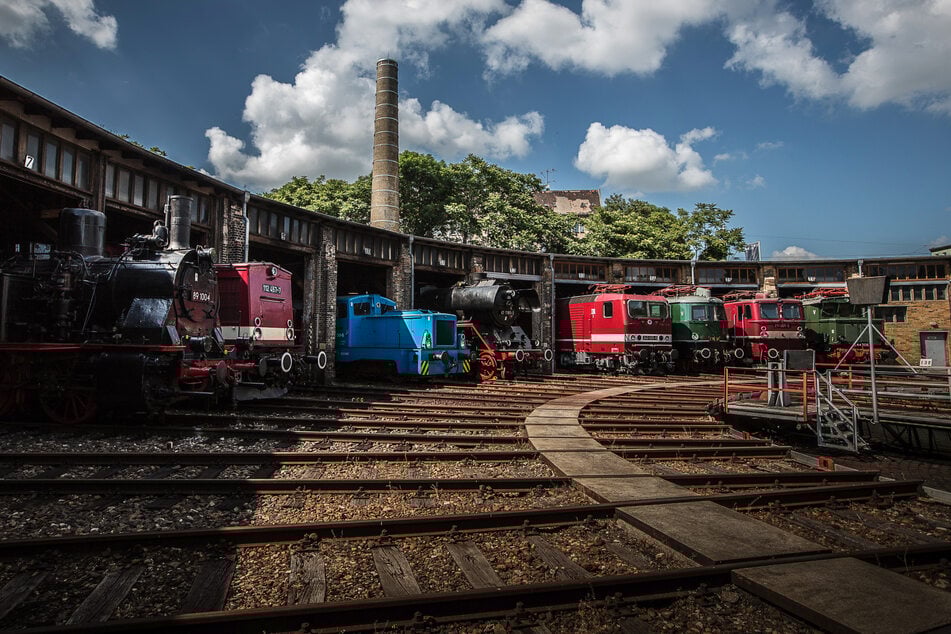 Im Deutsche Bahn Museum in Halle könnt Ihr historische Eisenbahnen entdecken.