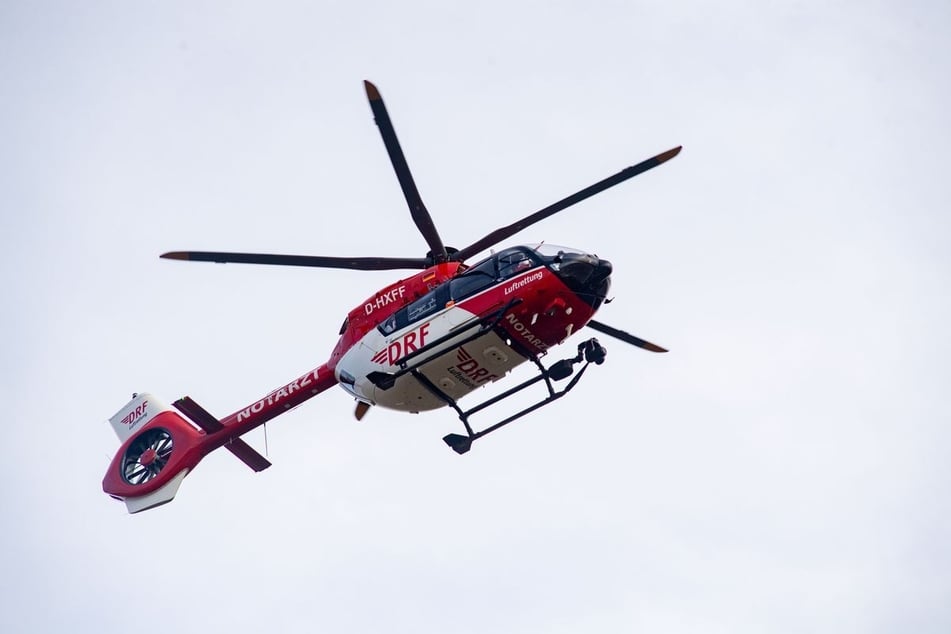 Ein Rettungshubschrauber rückte zum Unfallort aus. (Symbolbild)