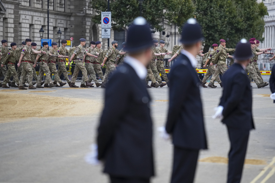 Zum Staatsbegräbnis für Elizabeth II. werden Hunderttausende Menschen auf den Straßen Londons erwartet, ein gigantischer Einsatz für die Polizei.