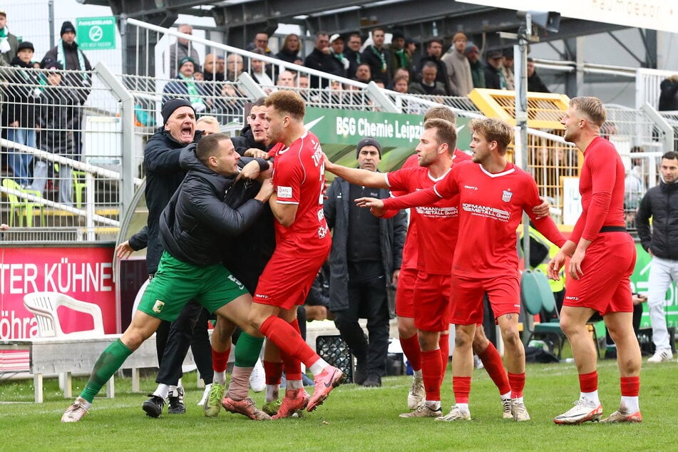 Die Leipziger fühlten sich durch Theo Martens (21, r.) offensichtlich provoziert.