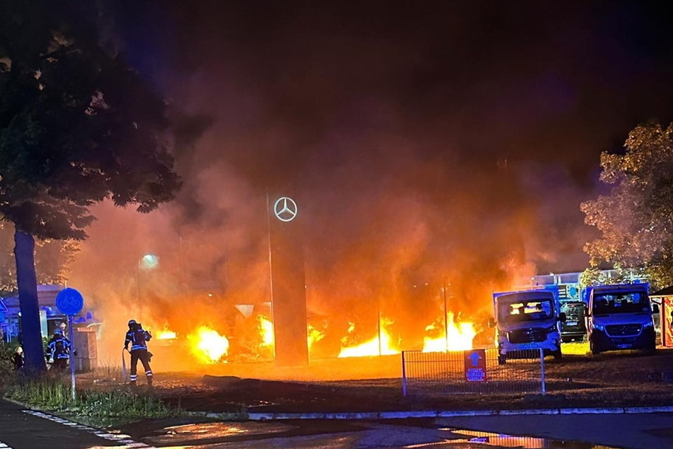 Als die Feuerwehr vor Ort eintraf, glich die Ausstellungsfläche des Autohauses einem Flammenmeer.