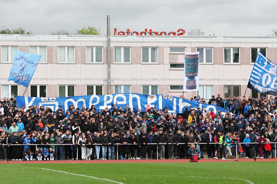 Mit einem hohen Sieg im letzten Spiel könnten die Fans von Bischofswerda doch noch den Regionalliga-Aufstieg feiern.