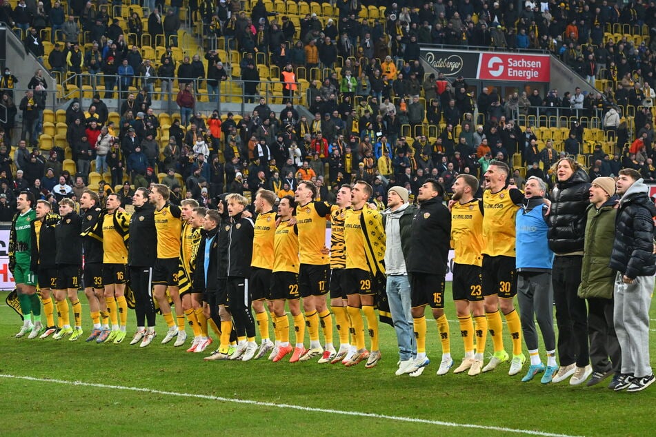 Die Dynamos feierten zusammen mit ihren Fans den ersten Sieg des Jahres. Dass es der im Sachsenderby war, passte natürlich auch.