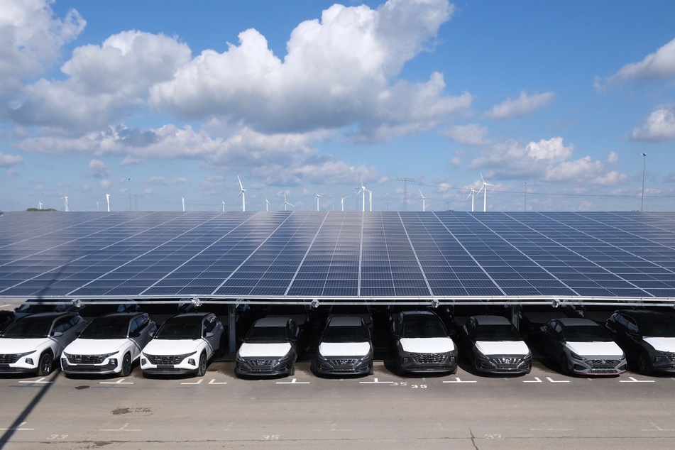 Das Unternehmen Mosolf aus Rackwitz erzeugt bald Strom über Parkplatz-Dächer.