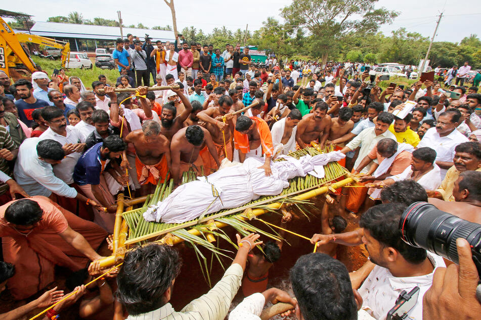 Hundreds of people gathered to pay their last respects to the crocodile.