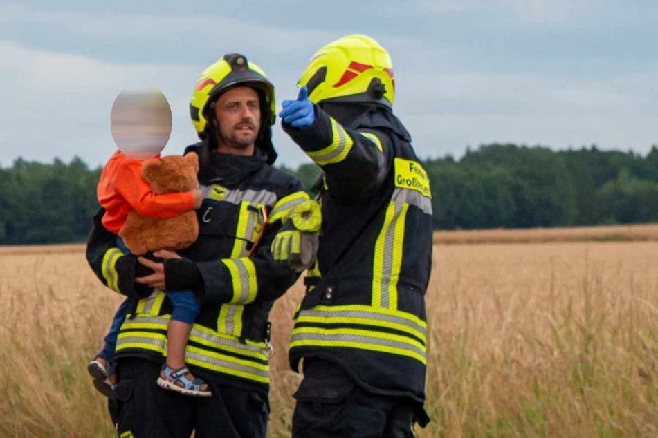Ein Teddy der Feuerwehr beruhigte einen dreijährigen Jungen nach dem Unfall.