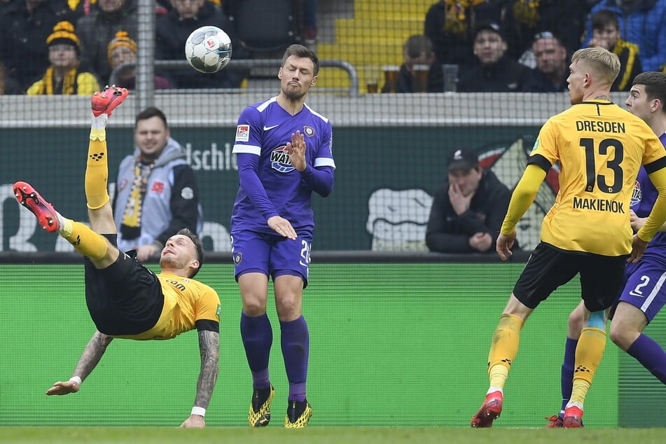 Das wohl schönste aller Tore im Sachsenderby: Dresdens Patrick Schmidt (31, l.) traf am 8. März 2020 per Fallrückzieher zum 2:1-Sieg gegen Aue. Gleich danach kam die Coronapause.