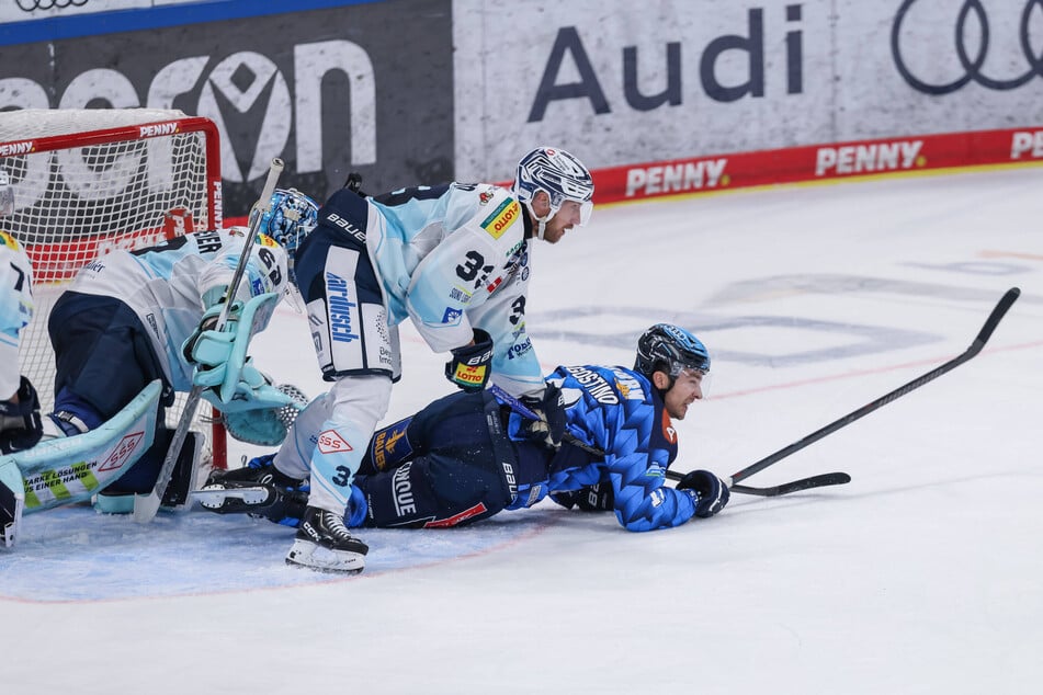 Fast hätten die Eislöwen (in Weiß) den Spitzenreiter Ingolstadt zu Fall gebracht.