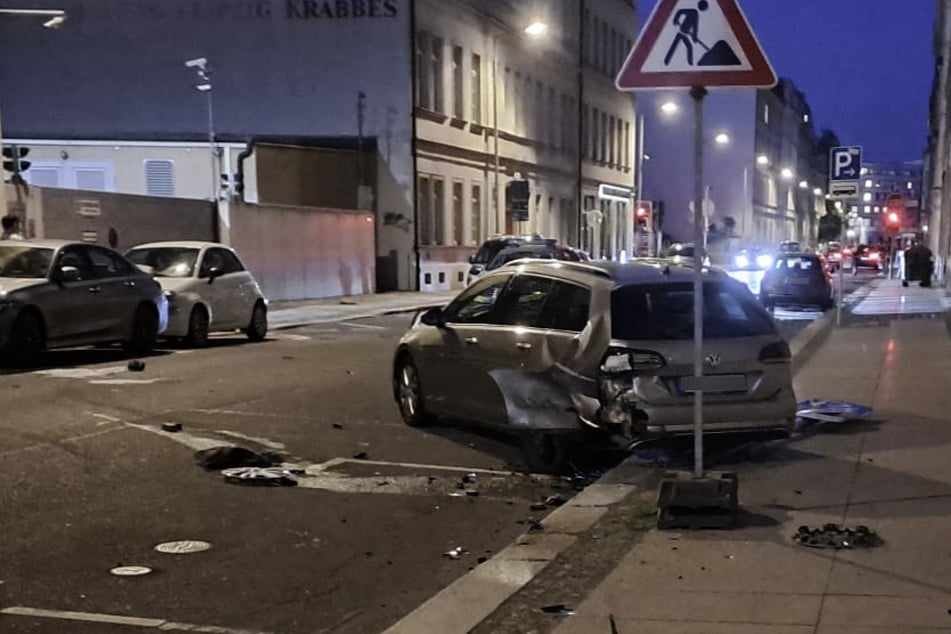 VW rammt mehrere Autos und Schild: Alkohol-Fahrt endet mit Zehntausenden Euro Schaden