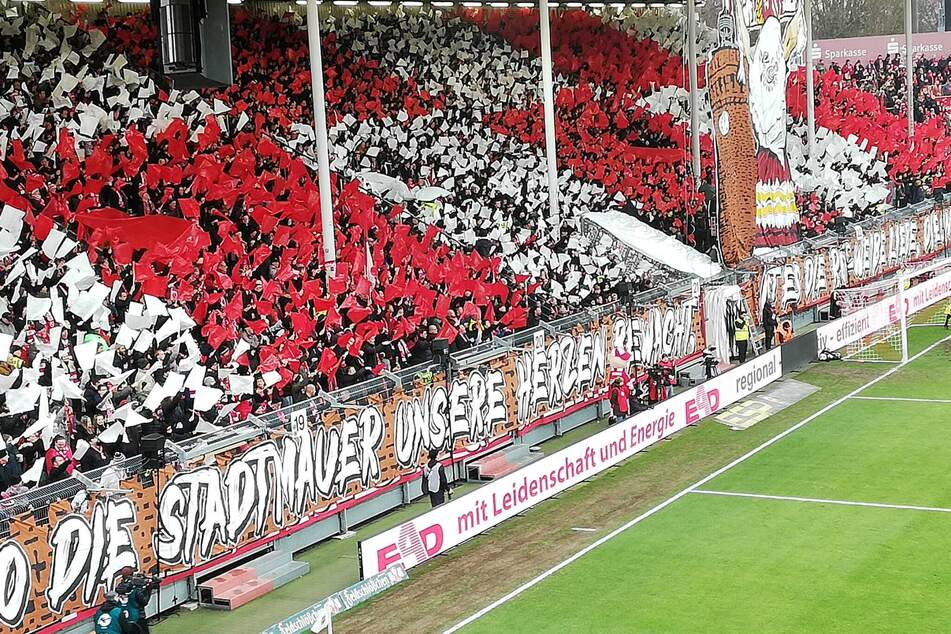 Schicke Choreo und beste Stimmung auf der Cottbuser Nordwand vor dem Anpfiff.