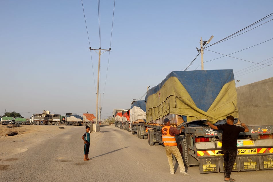 Ein Konvoi mit Hilfsgütern wartet am ägyptischen Grenzübergang Rafah
