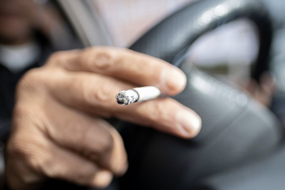 Weil ein Mann sich eine Zigarette im Auto ansteckte, kam in Mittelfranken zu einer Explosion. (Symbolbild)