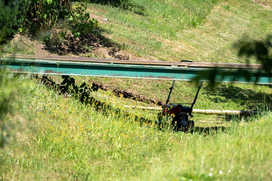 Am Montag war ein 62-jähriger Mann am Rande der Stadt beim Rasenmähen in seinem Garten in ein etwa ein Meter breites und sechs Meter tiefes Loch gestürzt und gestorben.