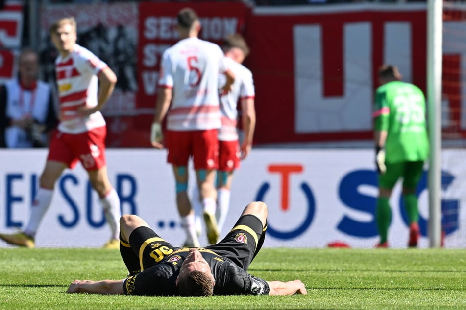 Dynamo Dresden am Boden: Mit dem Unentschieden gegen Regensburg haben sich wohl alle Aufstiegshoffnungen zerschlagen.