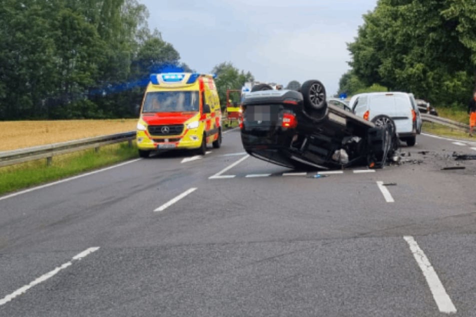 Skoda überschlägt sich: Zwei Verletzte bei Unfall im Landkreis Leipzig