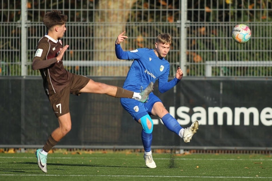Maxim Hessel (18, r.) misst sich mit der Jenaer U19 in der A-Junioren-Bundesliga Nord/Nordost mit Teams wie St. Pauli.