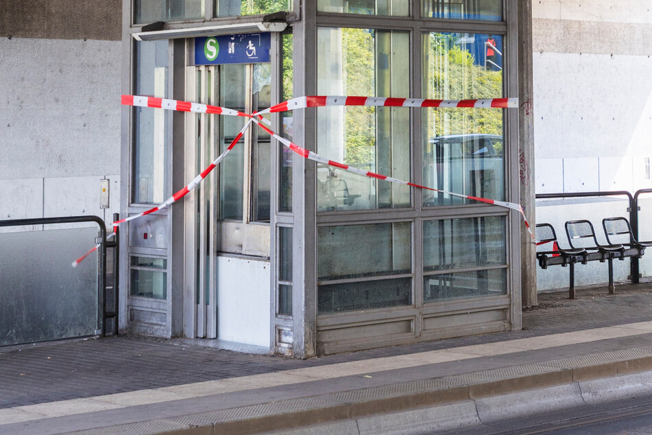 Rettungskräfte haben am Sonntagmittag sechs Personen aus dem Fahrstuhl am S-Bahnhof Dobritz befreit.