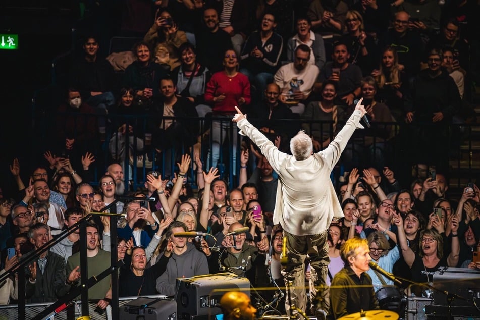 Der fast 70-Jährige flitze über die Bühne und steckte seine Fans mit seiner Energie an.