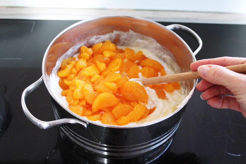 Die Mandarinen müssen vorher gut abtropfen und werden schließlich in die Pudding-Frischkäse-Schmand-Masse eingerührt.