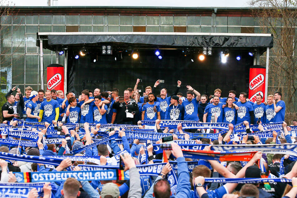 Einige Stunden nach dem gesicherten Aufstieg feierten Fans und Mannschaft des 1. FC Magdeburg noch gemeinsam.