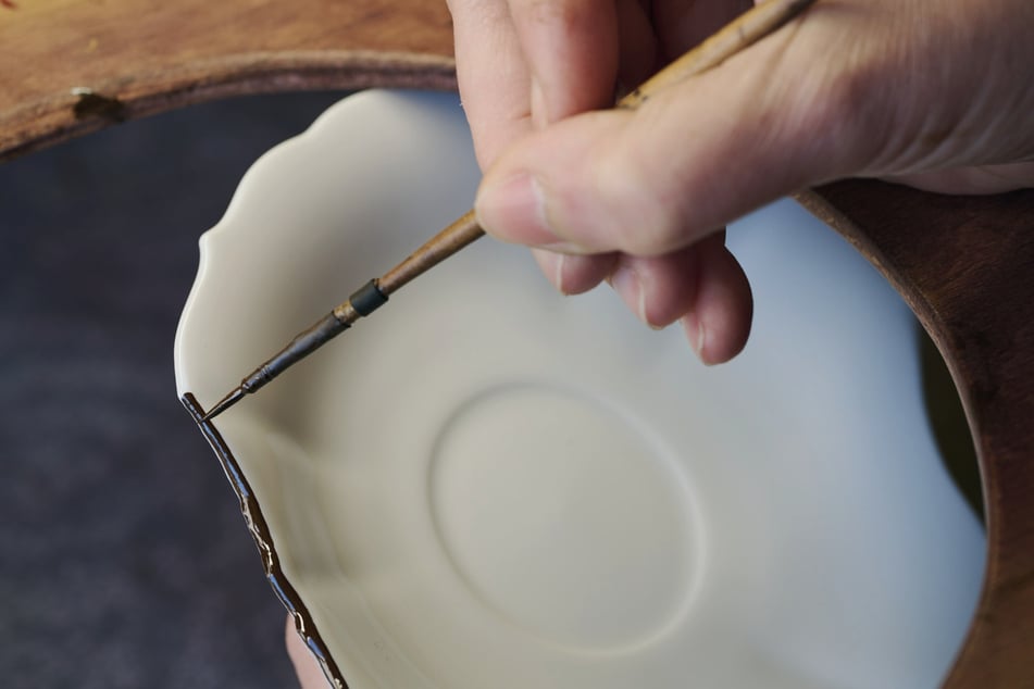 Die Bruchkanten des Geschirrs werden vergoldet.