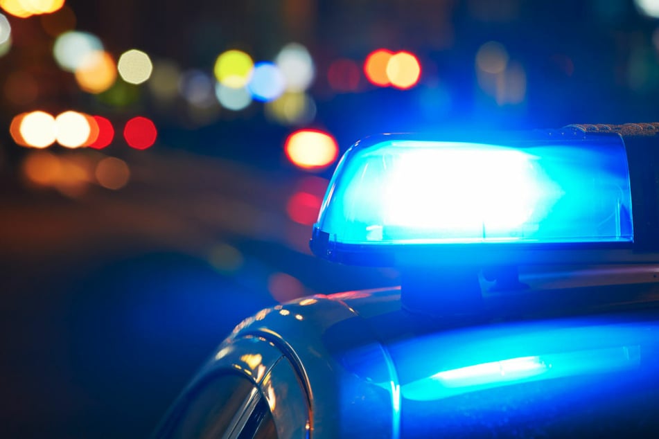 Ein 19-Jähriger ist im Leipziger Westen von drei jungen Männern überfallen und seiner Kleidung beraubt worden. Die Polizei sucht Zeugen. (Symbolbild)