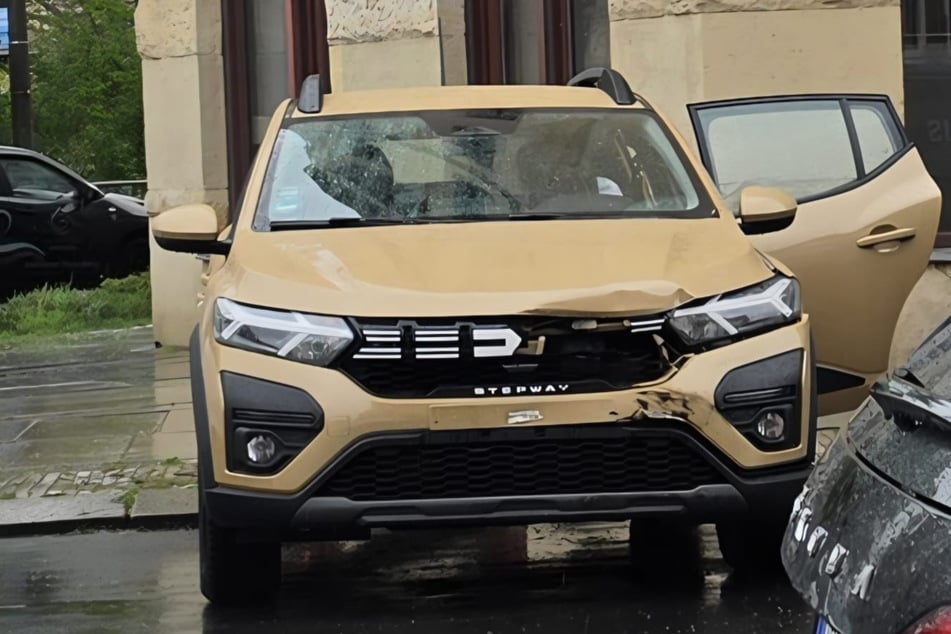 Ein beteiligter Dacia wurde im Frontbereich sichtbar beschädigt.