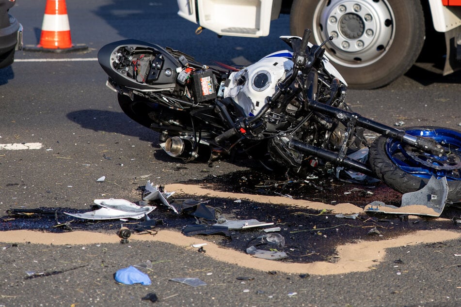 Motorradfahrer (†46) stirbt nach Frontal-Crash mit Lastwagen!