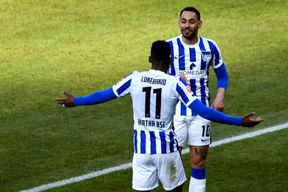 Matheus Cunha (r.) bedankt sich nach seinem Treffer zum 2:0 bei Vorlagengeber Dodi Lukebakio.