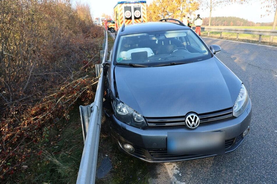 Auch der VW wurde durch den Unfall beschädigt. Er wurde abgeschleppt.