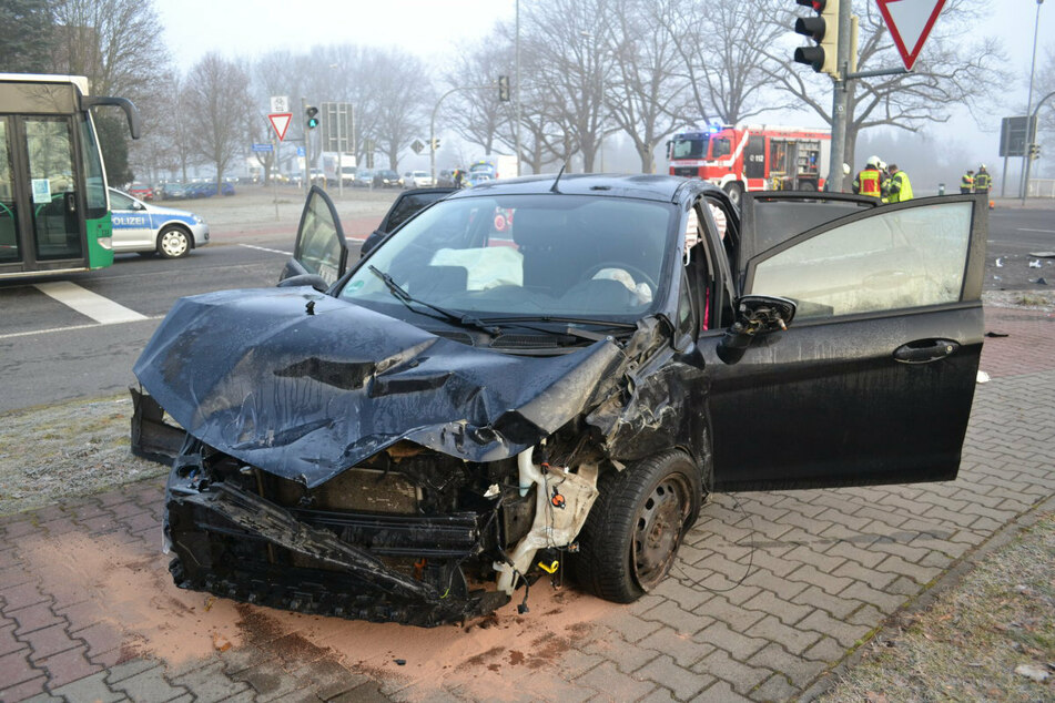 Einer der beteiligten Wagen auf dem Gehsteig des Unfallortes. Beide Fahrzeuge wurden bei dem Aufprall stark beschädigt.