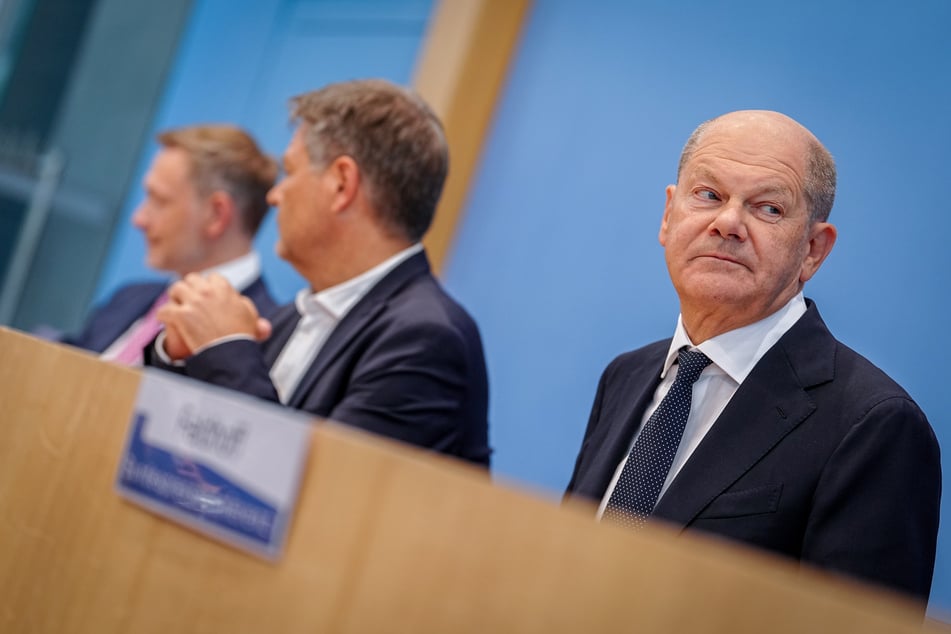 Die Ampel-Regierung (v.r.n.l.): Bundeskanzler Olaf Scholz (66, SPD), Robert Habeck (55, Bündnis 90/Die Grünen), Bundesminister für Wirtschaft und Klimaschutz, und Christian Lindner (45, FDP), Bundesminister der Finanzen.