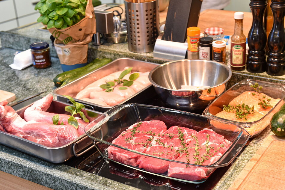 Lachs, Hähnchen, Schweinefilet und Rib Eye Steak: Grill- und Kochkurse stehen in der Volkshochschule in Gorbitz hoch im Kurs.
