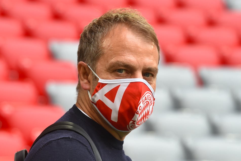 Hans-Dieter Flick (55), Trainer von München, trägt Mundschutzmaske vor dem Spiel.