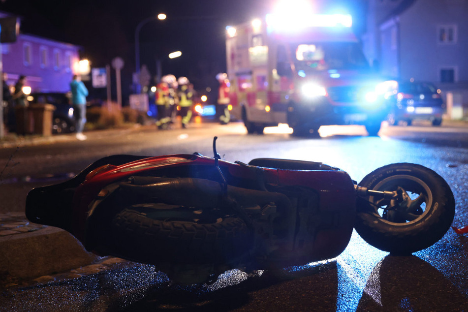 Auto nimmt Vorfahrt: 16-jähriger Rollerfahrer lebensgefährlich verletzt unter Fahrzeug