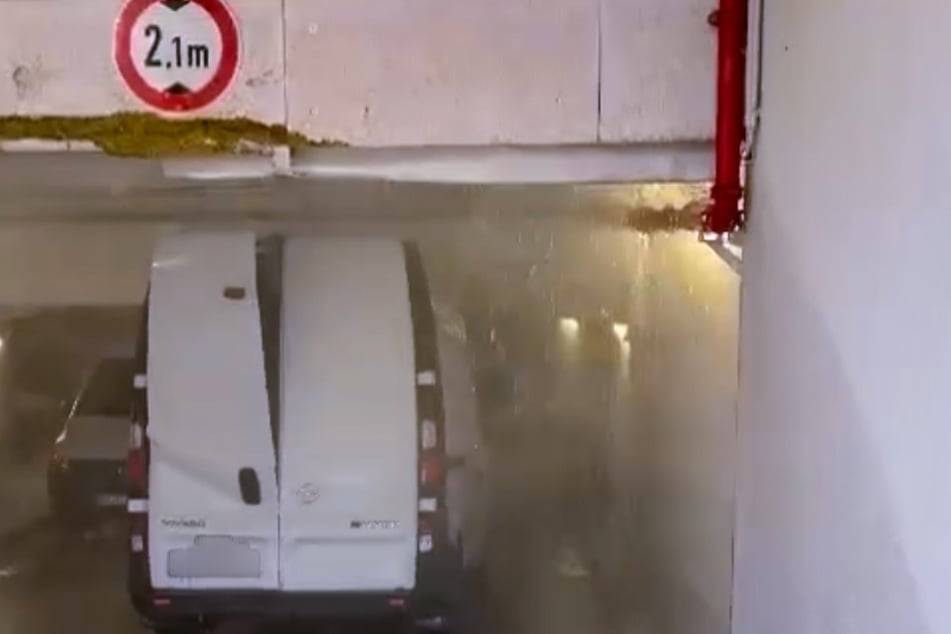 Das ging schief! Ein Transporter kollidierte in einer Tiefgarage auf der Hertha-Lindner-Straße mit der Sprinkler-Leitung.