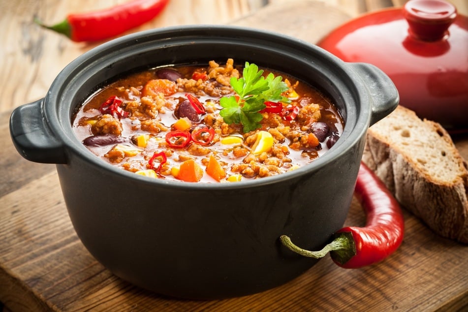 Chili con Carne: Würzig pikantes Gericht mit Hackfleisch, Kidneybohnen und Mais.