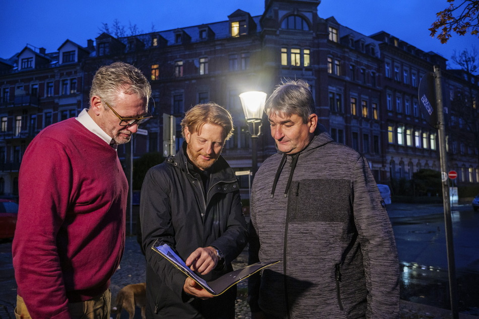 Martin Reinhold (44) vom Verkehrs und Tiefbauamt, Baubürgermeister Michael Stötzer (50, Grüne) und Gerd Wiegner (54) von Eins Energie für Stadtbeleuchtung gehen Pläne für den Austausch von Gasleuchten durch.