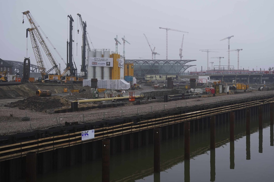 Schweres Baugerät steht auf der Baustelle des geplanten Elbtowers an den Elbbrücken. Am äußeren Rand der Hafencity soll der 245 Meter hohe Elbtower errichtet werden.