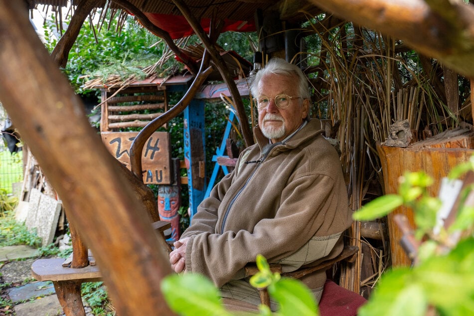 Winfried Behlau (80) vor seiner selbst gebauten Meditationshütte. Er ist der Sohn eines russischen Kriegsverbrechers.