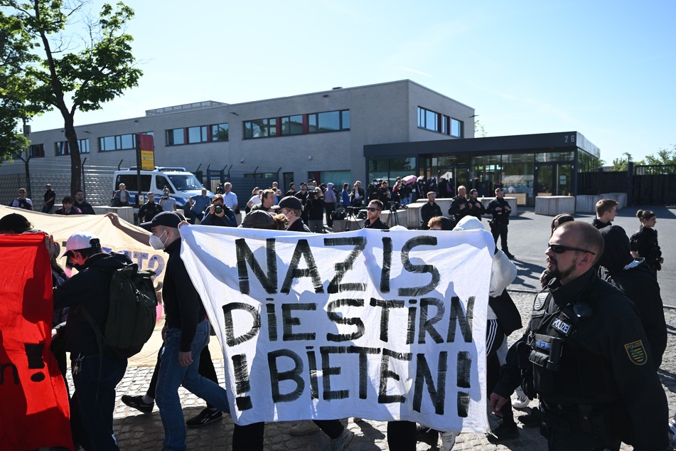 Schon vor Beginn der Urteilsverkündung wurde vor dem Oberlandesgericht Dresden mit einem Banner "Nazis die Stirn bieten" demonstriert.