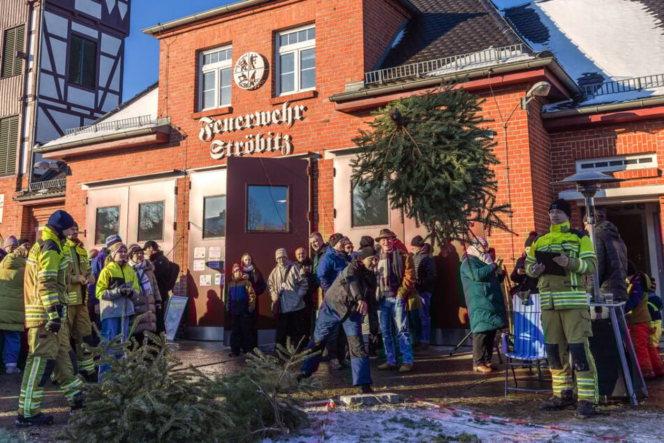 In Ströbitz sind am Samstag wieder traditionell die Weihnachtsbäume um die Wette geflogen.