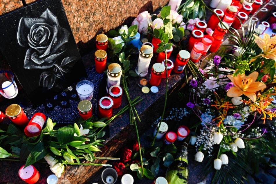 Blumen und Kerzen auf dem Marktplatz in Hanau: Der Anschlag hatte deutschlandweit Entsetzen und Trauer ausgelöst.