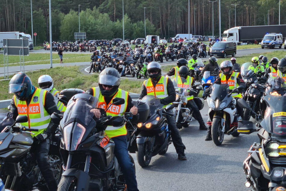 Rund 700 Motorräder der "Hells Angels" und anderer Gruppen treffen sich auf einem Autobahnrastplatz, um gemeinsam zur Großdemo nach Berlin zu fahren.