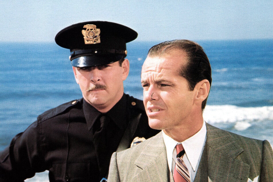 Jack Nicholson (87, r.) als Privatdetektiv "Jake Gittes" im US-Kriminal-Hit "Chinatown" (1974). Robert Towne wurde dafür mit dem Oscar für das beste Originaldrehbuch ausgezeichnet. (Archivbild)