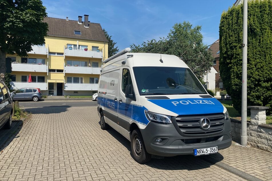 Die kriminaltechnische Untersuchung der Polizei sicherte nach der Gewalttat am Donnerstagmorgen im Kölner Stadtteil Weiß Spuren.