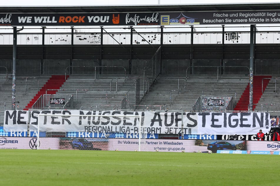 Auch in Wiesbaden heißt es: "Meister müssen aufsteigen!" Der SV Wehen Wiesbaden schloss sich der NOFV-Kampagne an.