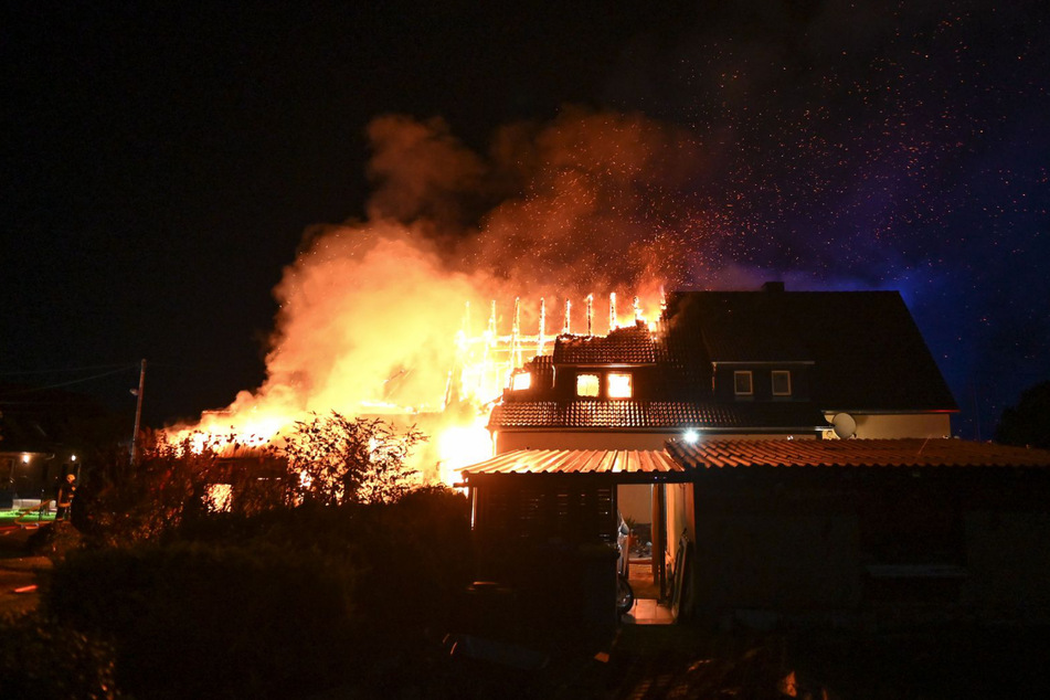 Bei dem Versuch, das Feuer zu löschen, erlitt ein 65-jähriger Mann schwere Verbrennungen.
